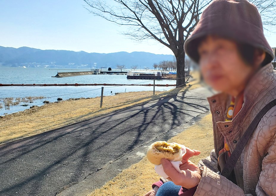 諏訪湖の畔にて　おやきを食べるオカン2