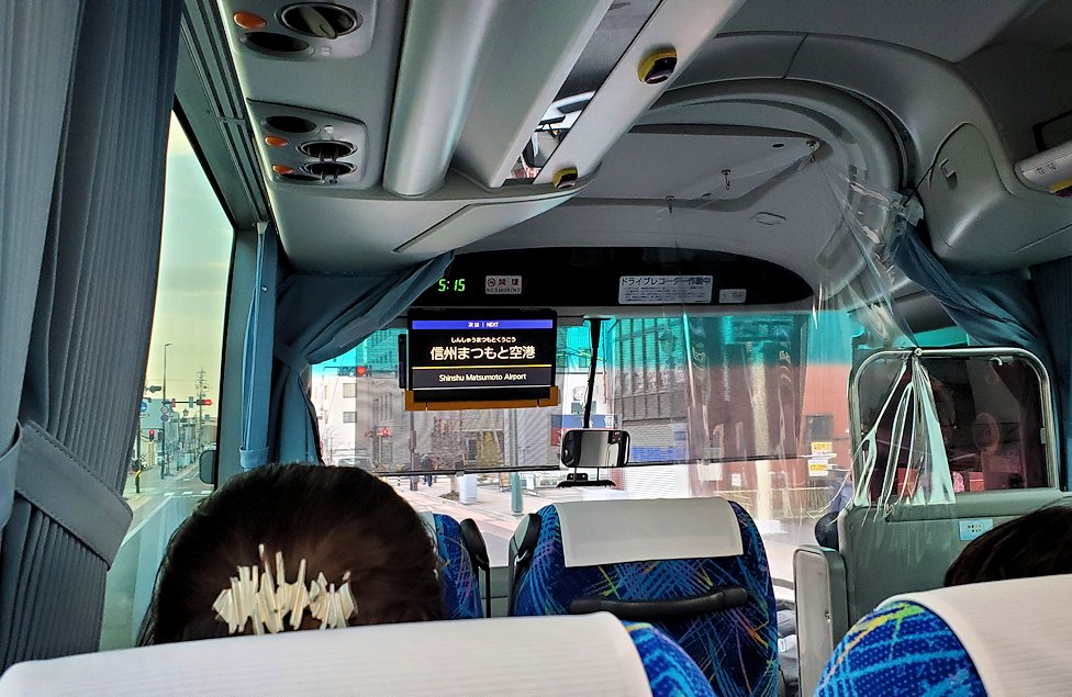 松本市　　松本空港行きシャトルバスの車内