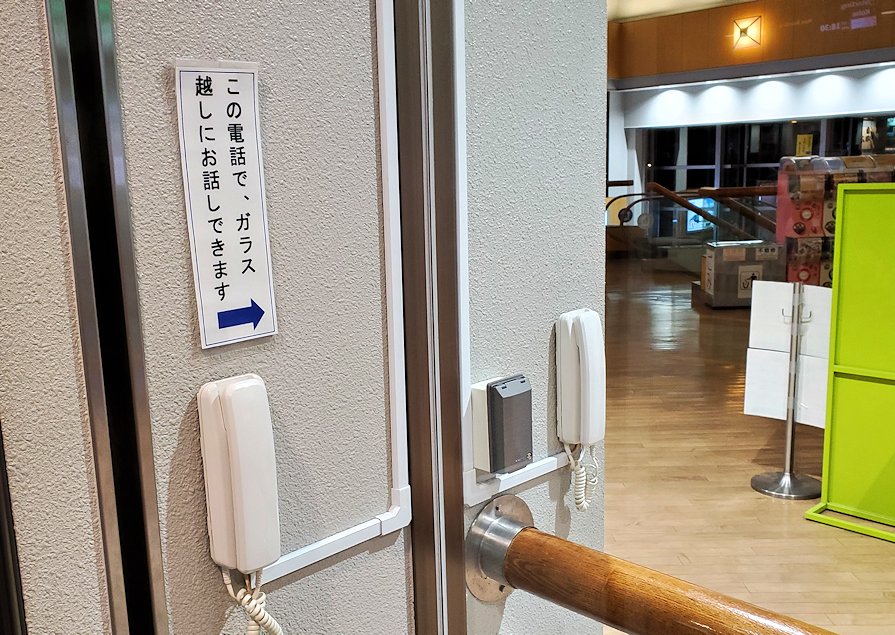 松本空港　ターミナル内のガラス越し電話