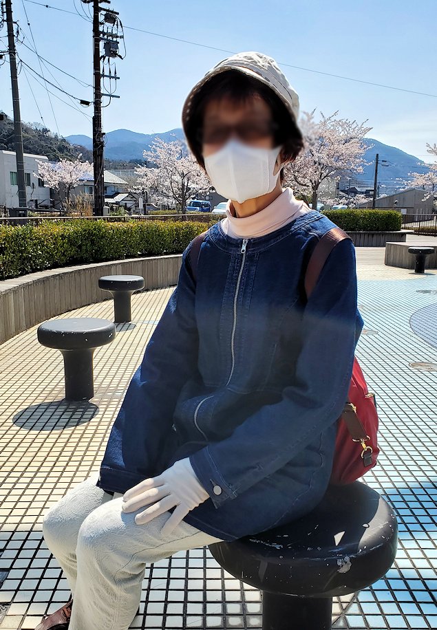 敦賀市　きらめきみなと館脇のベンチに座るオカン