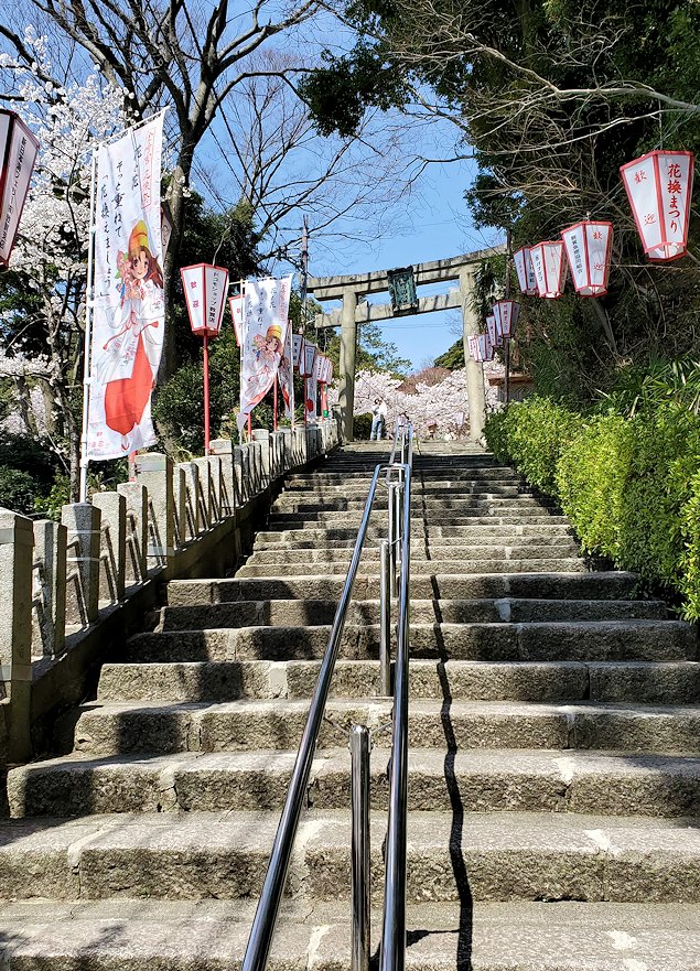 敦賀市　金崎宮の参道　階段を登る4