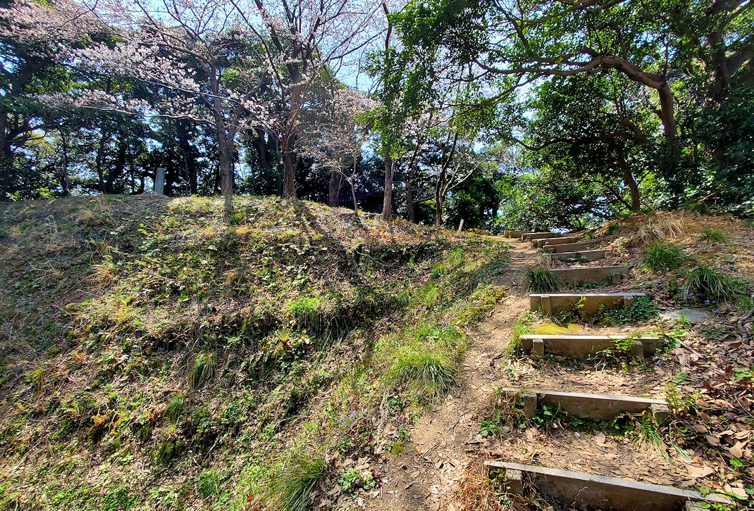 敦賀市　金ヶ崎跡の本丸跡　尊良親王の墓地跡の階段