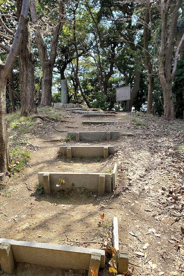 敦賀市　金ヶ崎跡の本丸跡　尊良親王の墓地跡の階段2