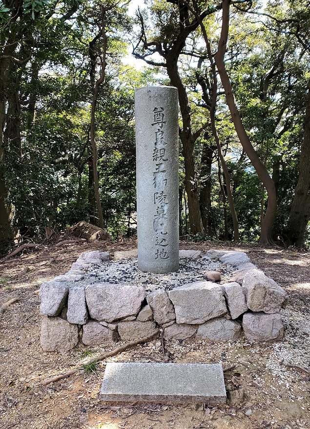 敦賀市　金ヶ崎跡の本丸跡　尊良親王の墓石