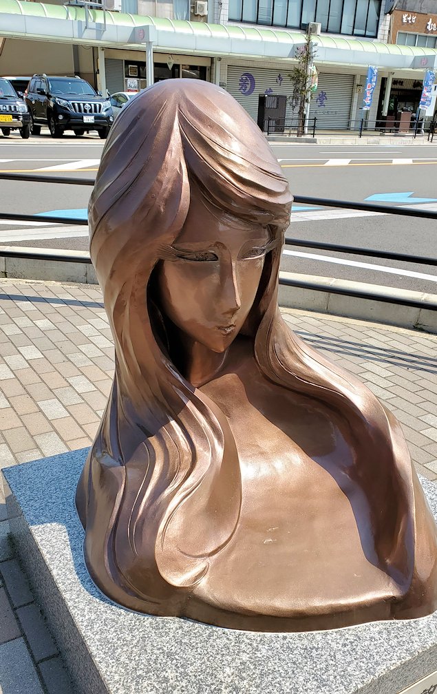敦賀市内　本町通り　宇宙戦艦ヤマトの銅像「スターシャ」