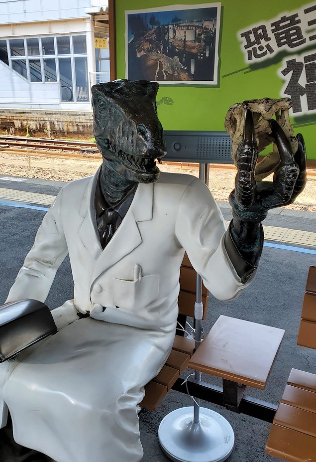 JR敦賀駅内　ホームにあった恐竜博士の像　2