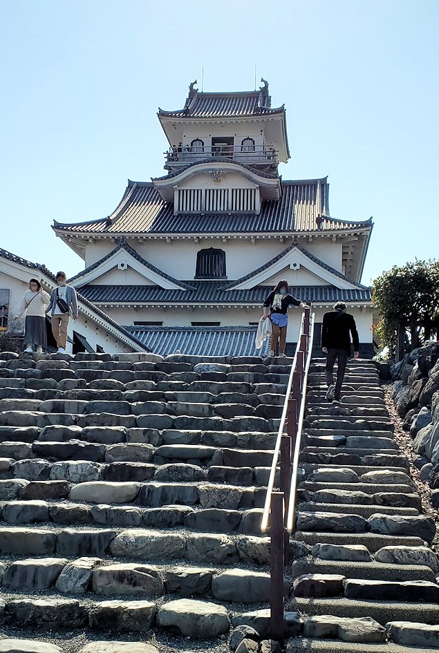 滋賀県長浜市　長浜城への階段を登る