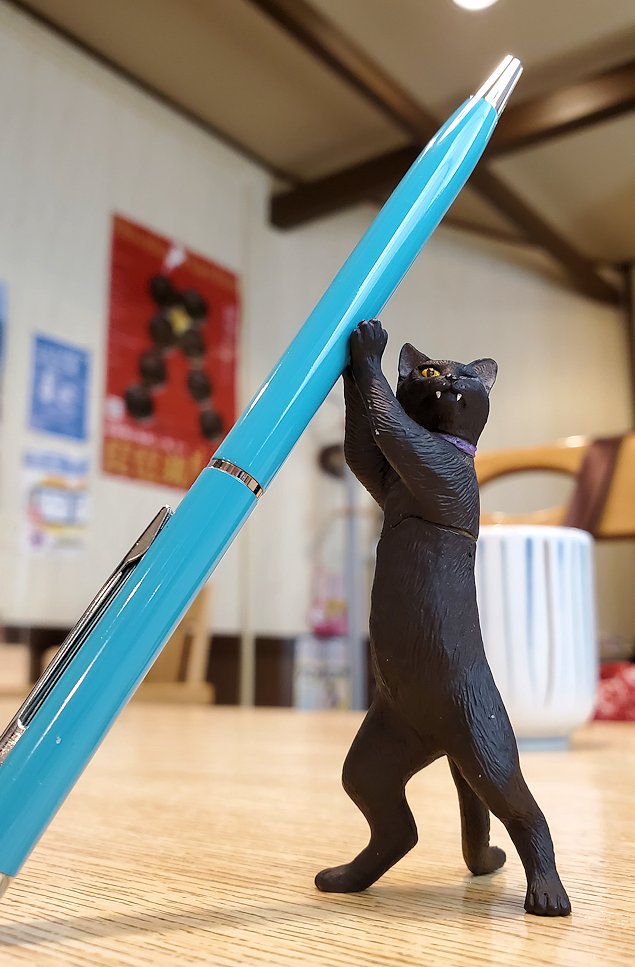 長浜市　「成駒家」で『真剣白刃取りする猫～ペン置けました～』のフィギュアがペンを受け止める2