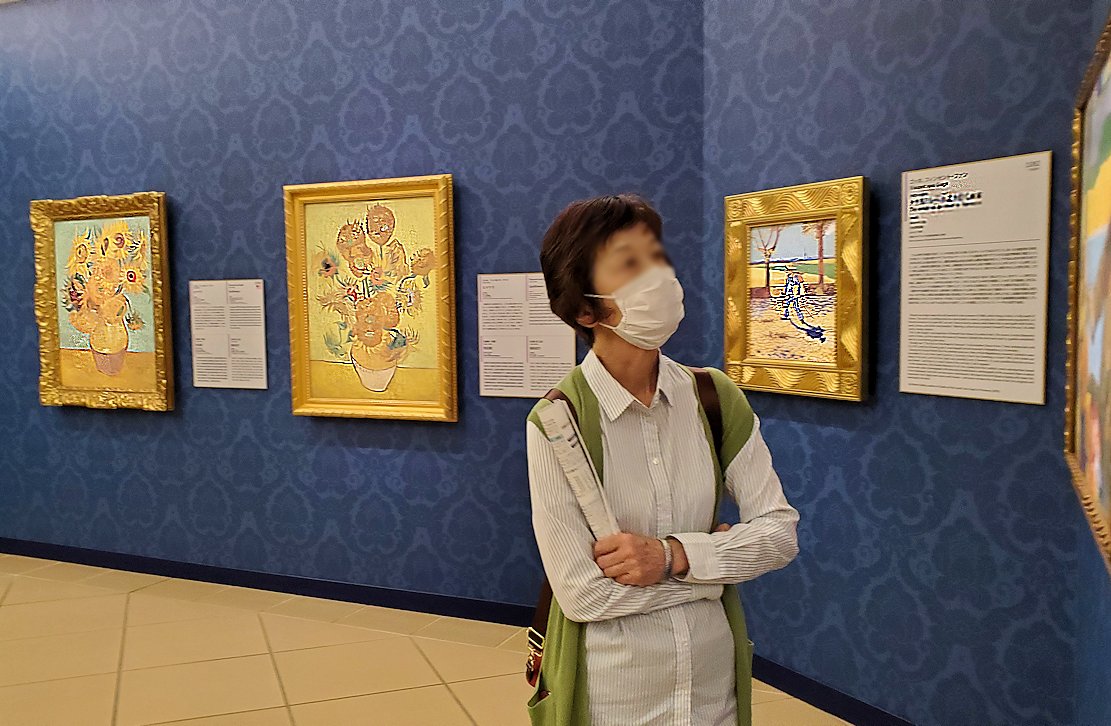 大塚国際美術館　OtsukaArtMuseum　『7つのヒマワリ』のブースを鑑賞