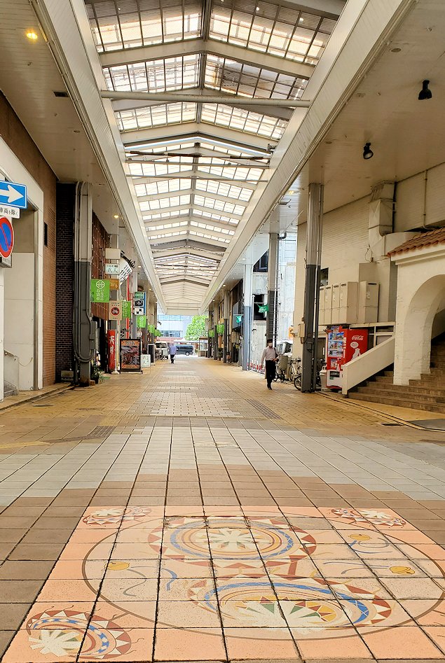 鳥取駅前のアーケード商店街を歩く