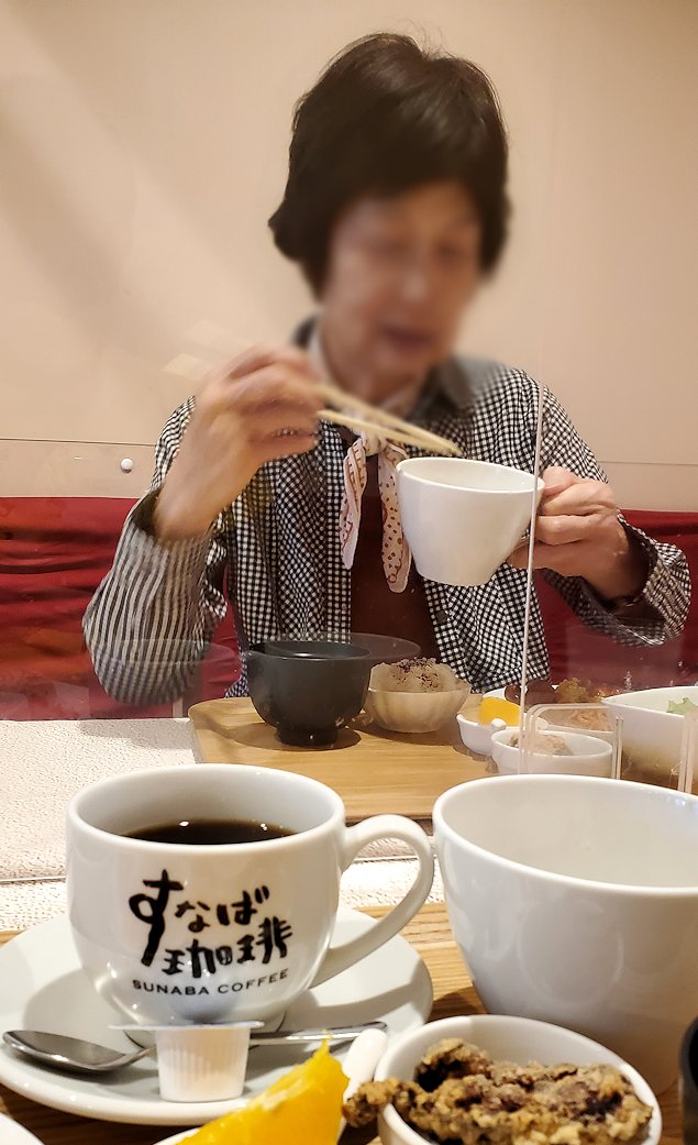 「すなば珈琲 ”新“鳥取駅前店」　ランチセットを食べる