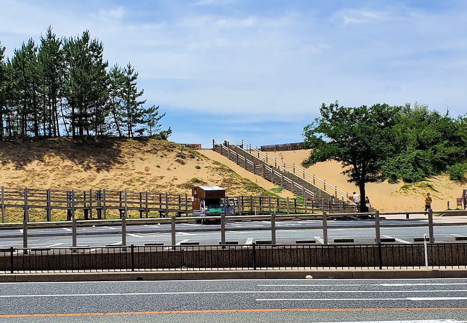 鳥取市　砂丘会館バス停から見える砂丘の景色