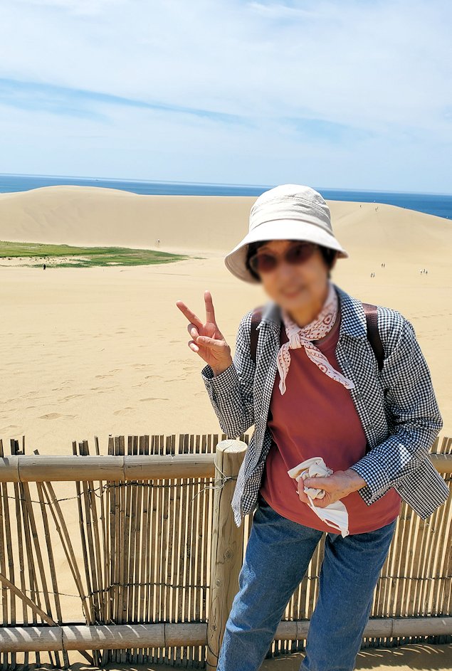 鳥取砂丘をバックに記念撮影するオカン