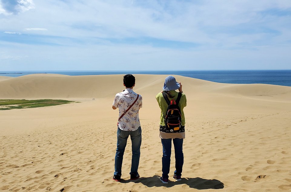 鳥取砂丘を撮影する観光客の後ろ姿
