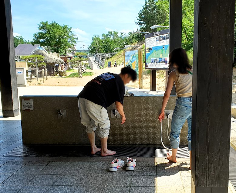 鳥取砂丘　近くの足洗い場を利用するカップル