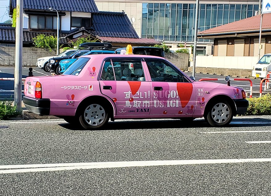 鳥取市内　「SUGO!うさぎ」とコラボするタクシーの車体