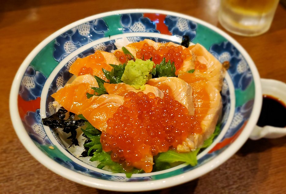 鳥取市内　「海鮮問屋 村上水産」　炙りサーモンとマス子丼