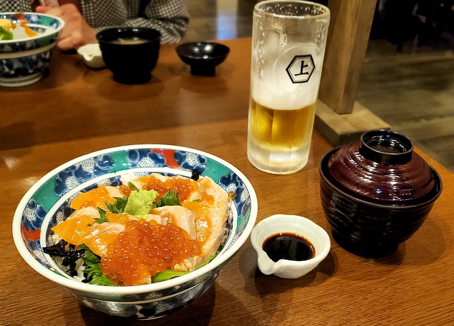 鳥取市内　「海鮮問屋 村上水産」　炙りサーモンとマス子丼と生ビール