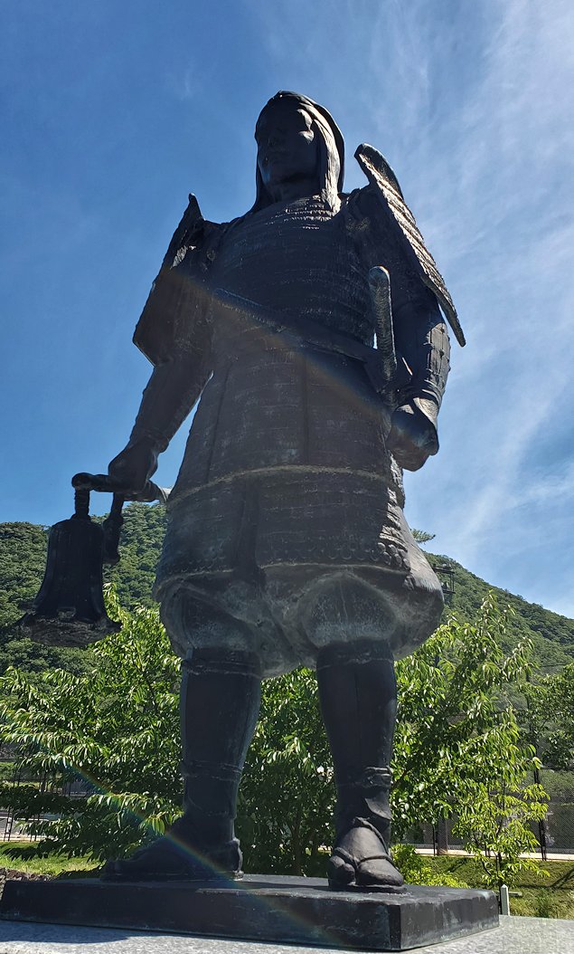 鳥取城跡のある久松山　吉川経家の銅像2