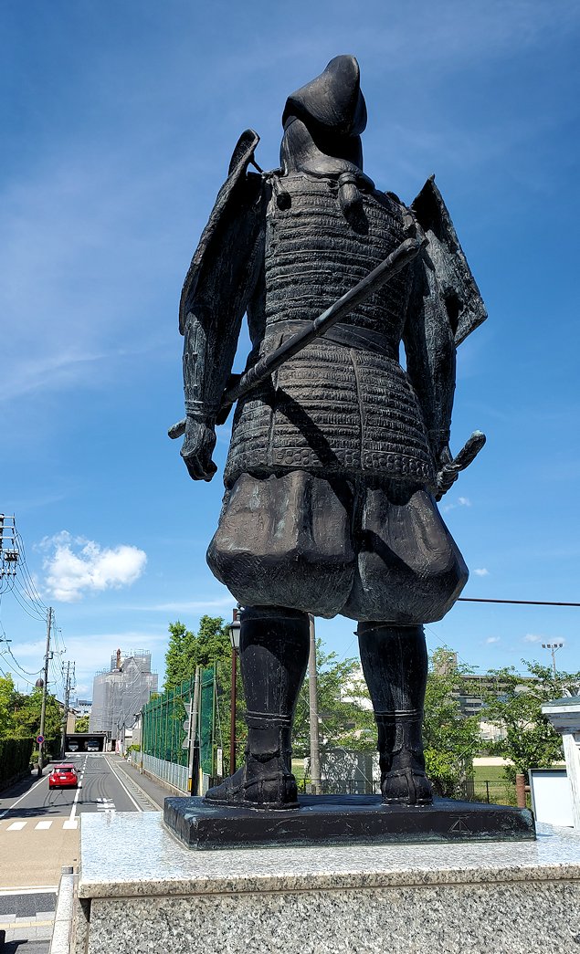 鳥取城跡のある久松山　吉川経家の銅像からの目線