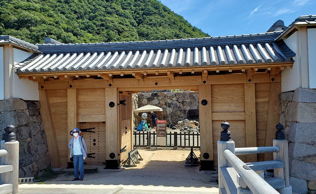 鳥取城跡　復元された大手門