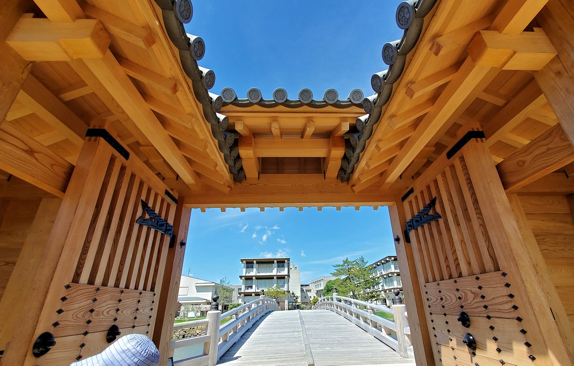 鳥取城跡　復元された大手門　内側からの景色