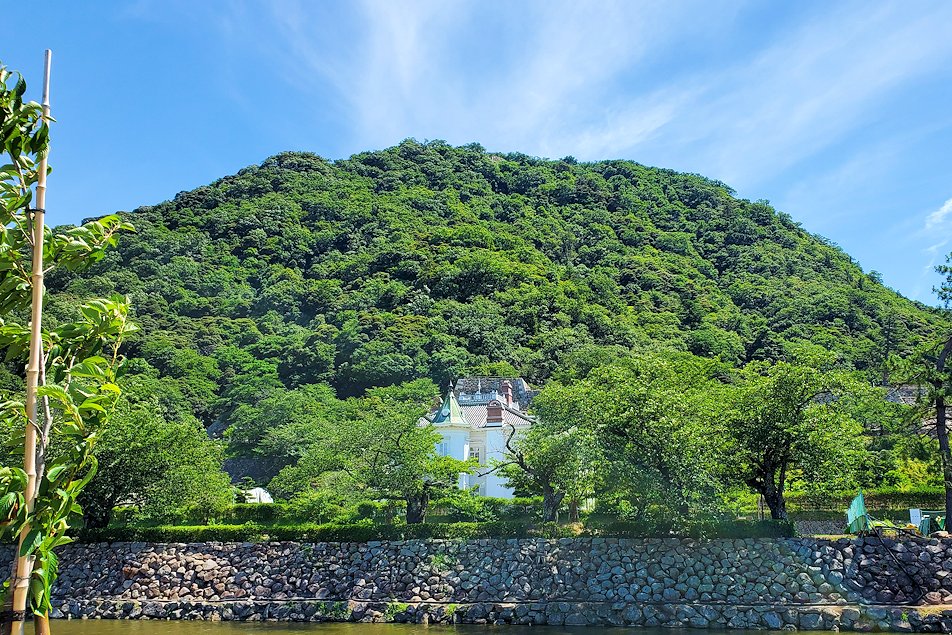 鳥取城跡のある久松山　見上げる