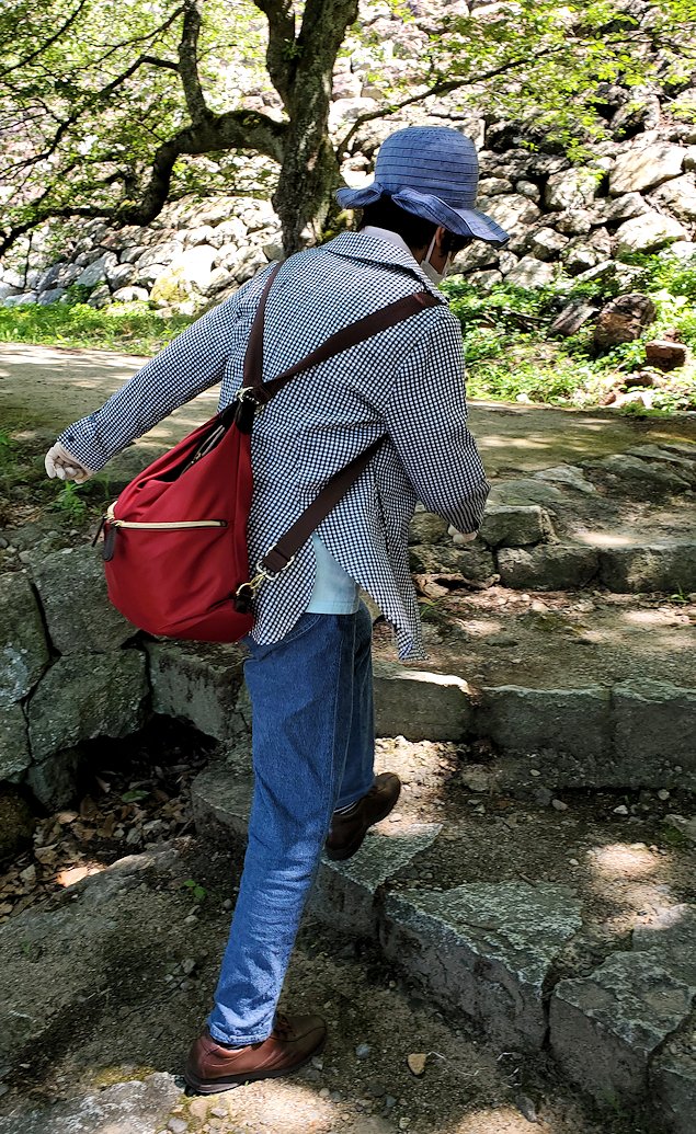 鳥取城跡　二ノ丸へと向かう階段を登るオカン