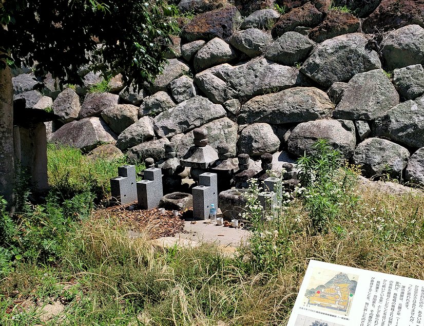 鳥取城跡　二ノ丸へと向かう　澤市場屋の墓地
