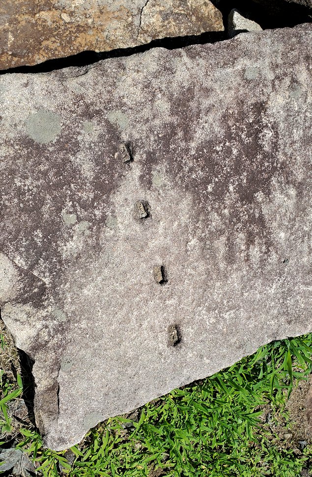 鳥取城　二ノ丸　「菱櫓跡」周辺の石矢が入れられた跡の石