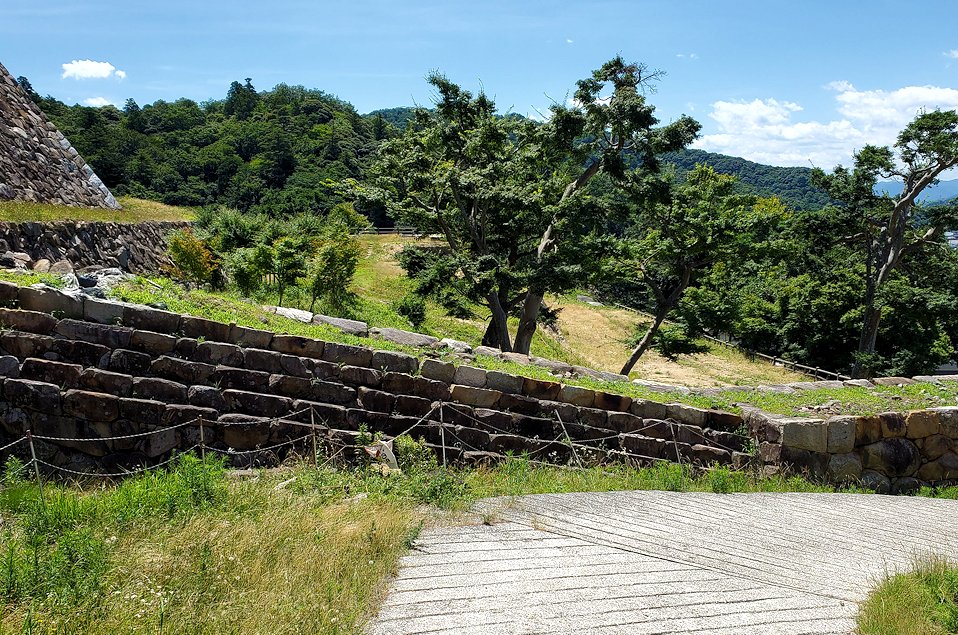 鳥取城　二ノ丸　天球丸の石垣を迂回する