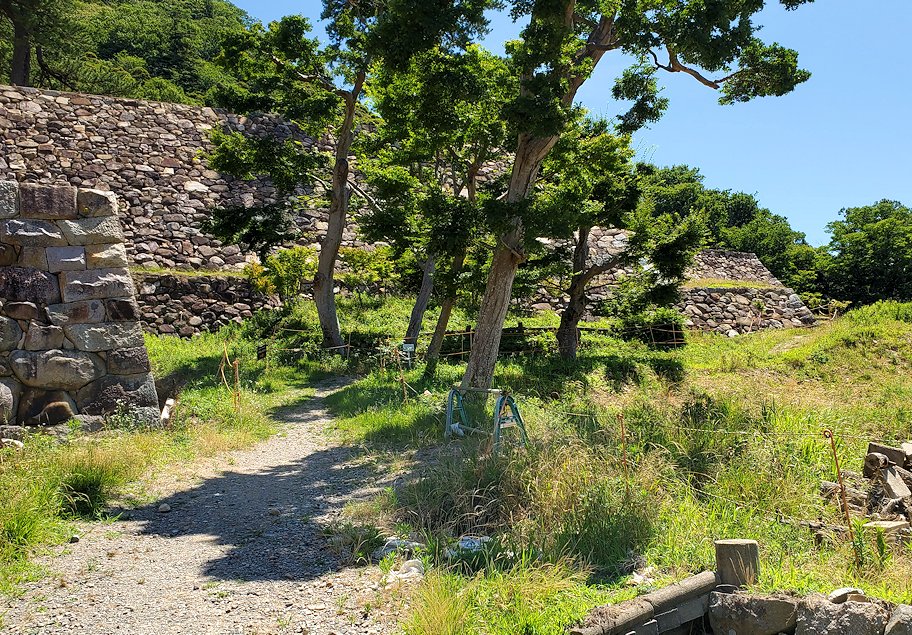 鳥取城　二ノ丸　天球丸の石垣へと進む