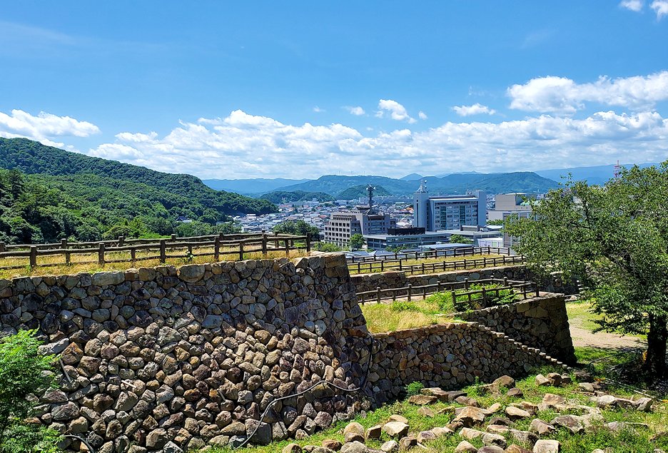 鳥取城　中坂稲荷神社から天球丸に向かう道から見える景色