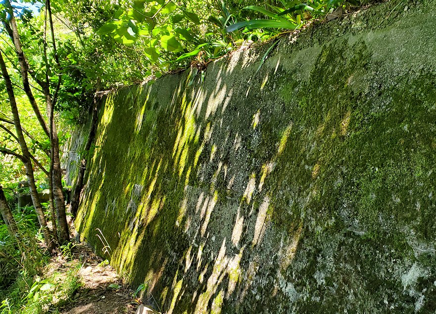 鳥取城跡　登山道　「九合目」周辺のコンクリート壁