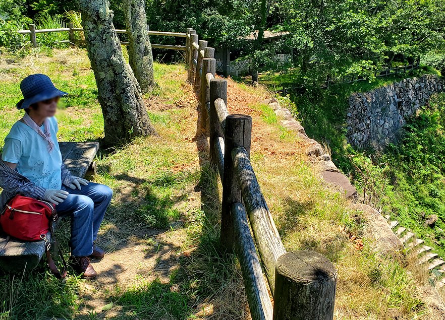 鳥取城　本丸跡でベンチに座るオカン