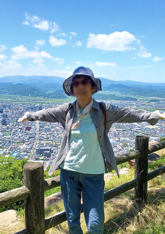 鳥取城　本丸跡で鳥取市内をバックに記念撮影