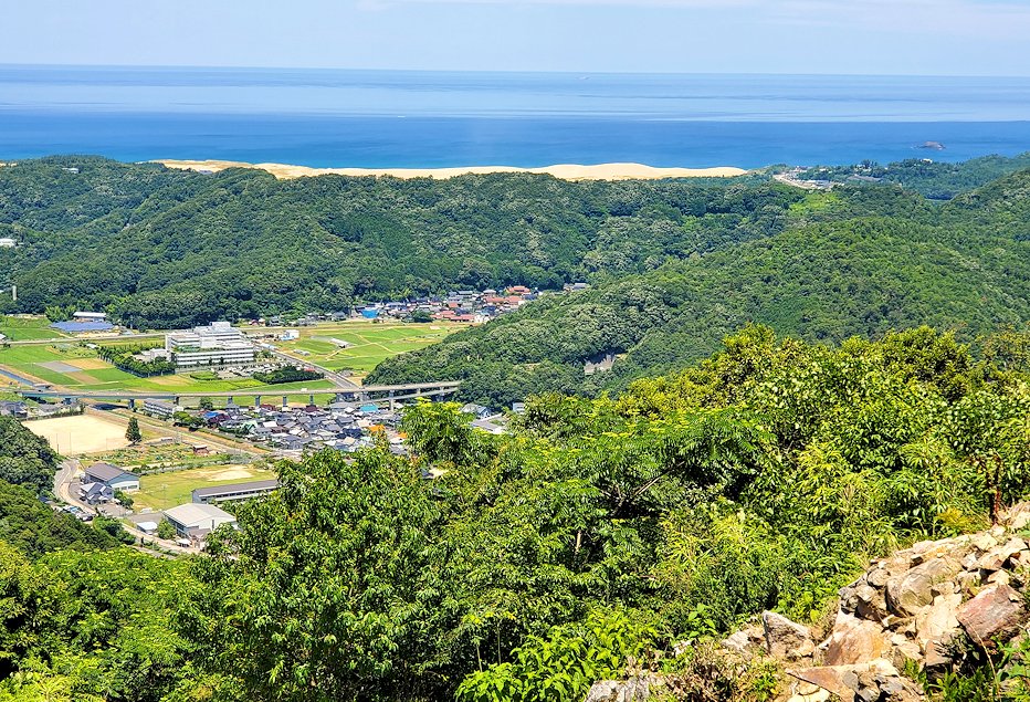 鳥取城　本丸跡の天守台から見える、鳥取砂丘の景色