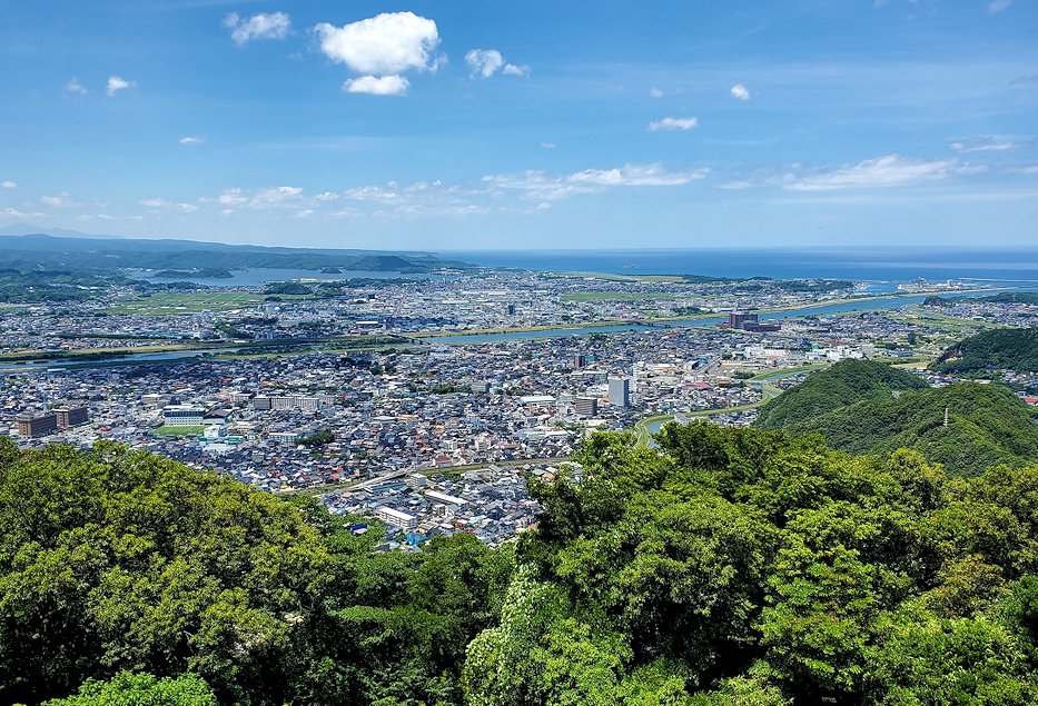 鳥取城　本丸跡の天守台から見える、鳥取市内の景色