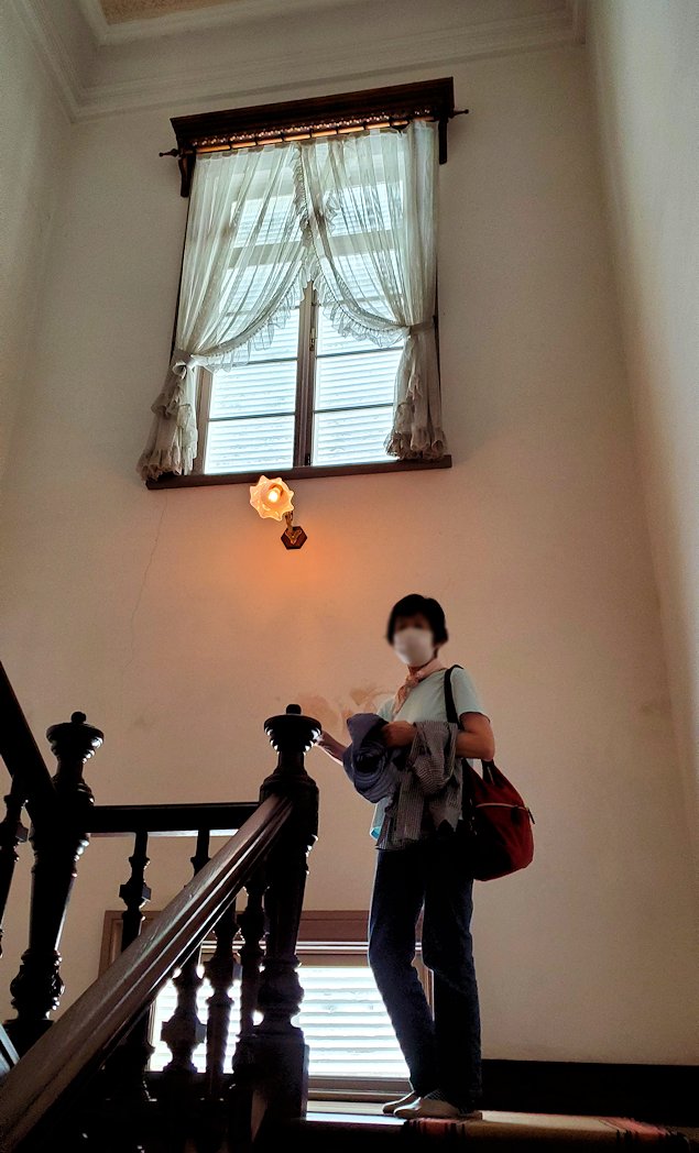 鳥取市　仁風閣　2階に向かう階段の途中