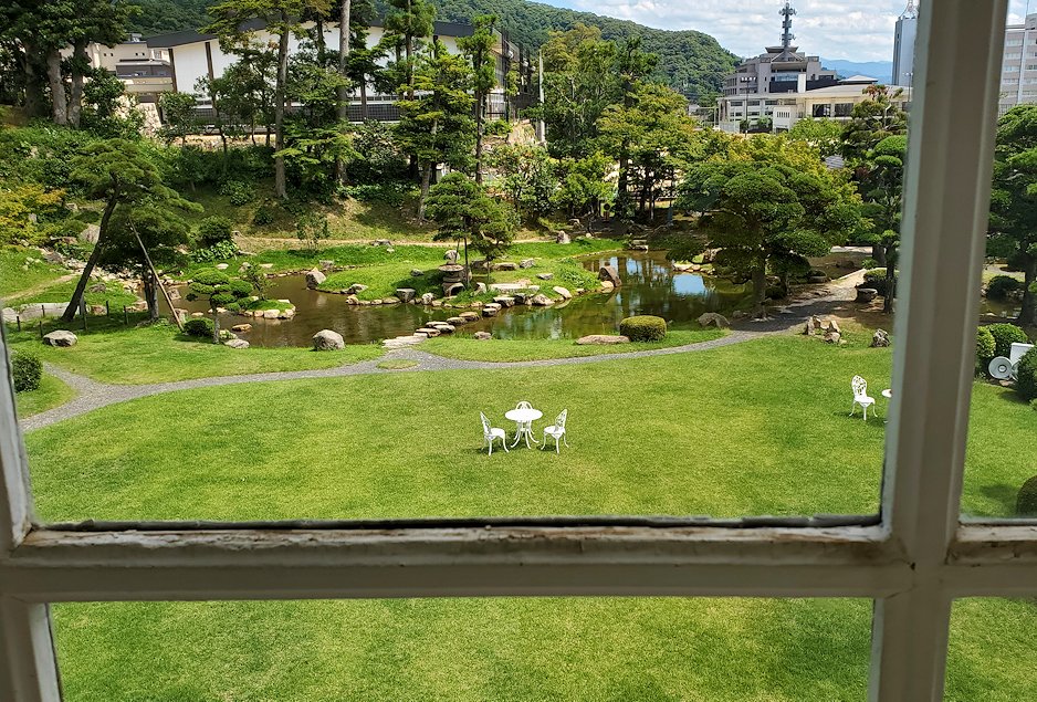 鳥取市　仁風閣　2階のベランダから眺める庭園