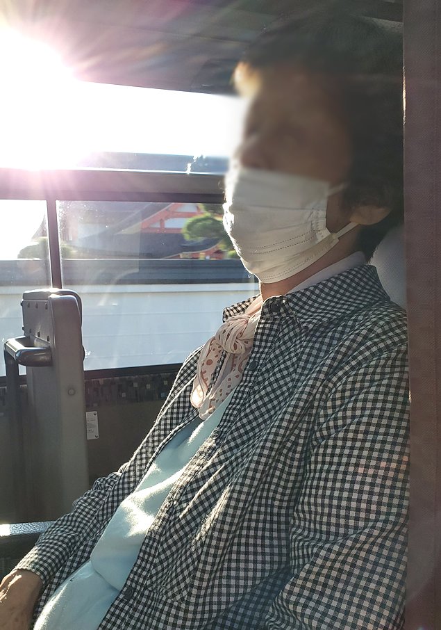 鳥取駅を出発した大阪行きの高速バス車内で、爆睡のオカン