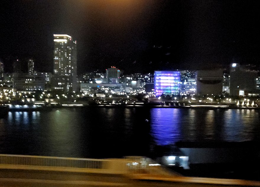 鳥取駅を出発した大阪行きの高速バス車内からの夜景