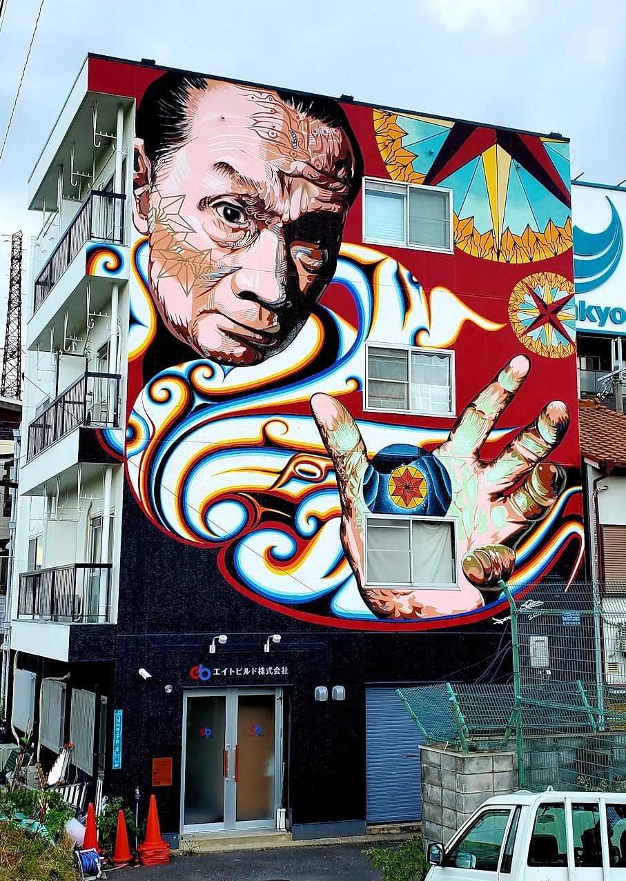 大阪市東淀川区　岡本太郎の絵が描かれている建物の壁