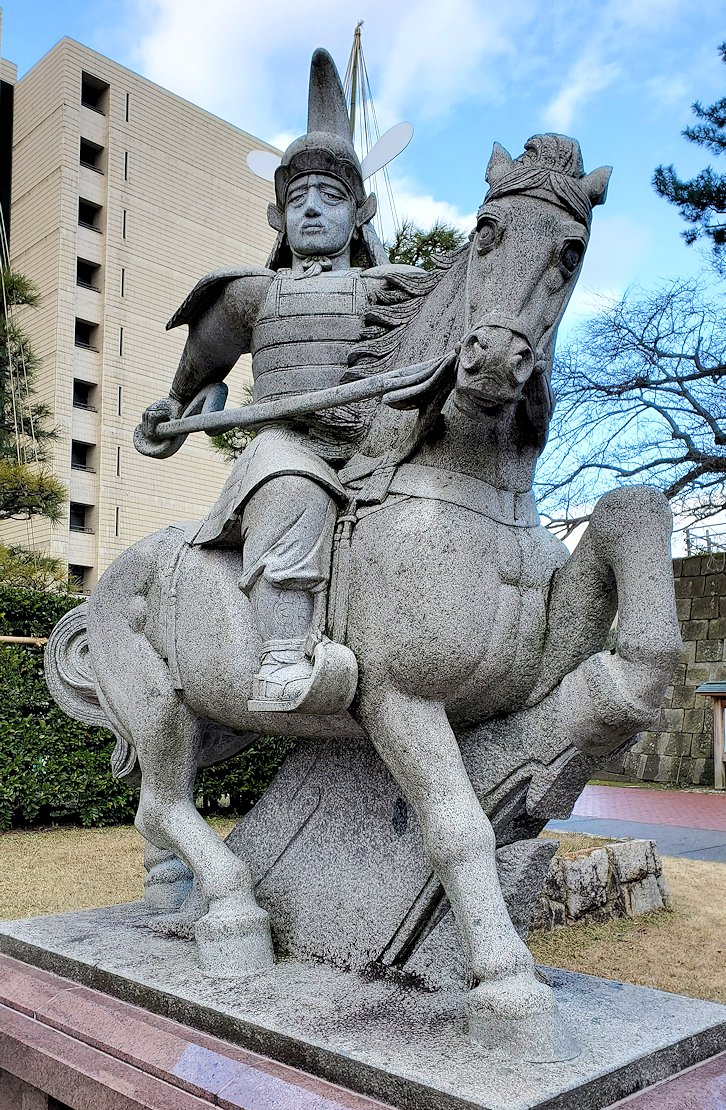 福井市の福井城跡にある「結城秀康」の像