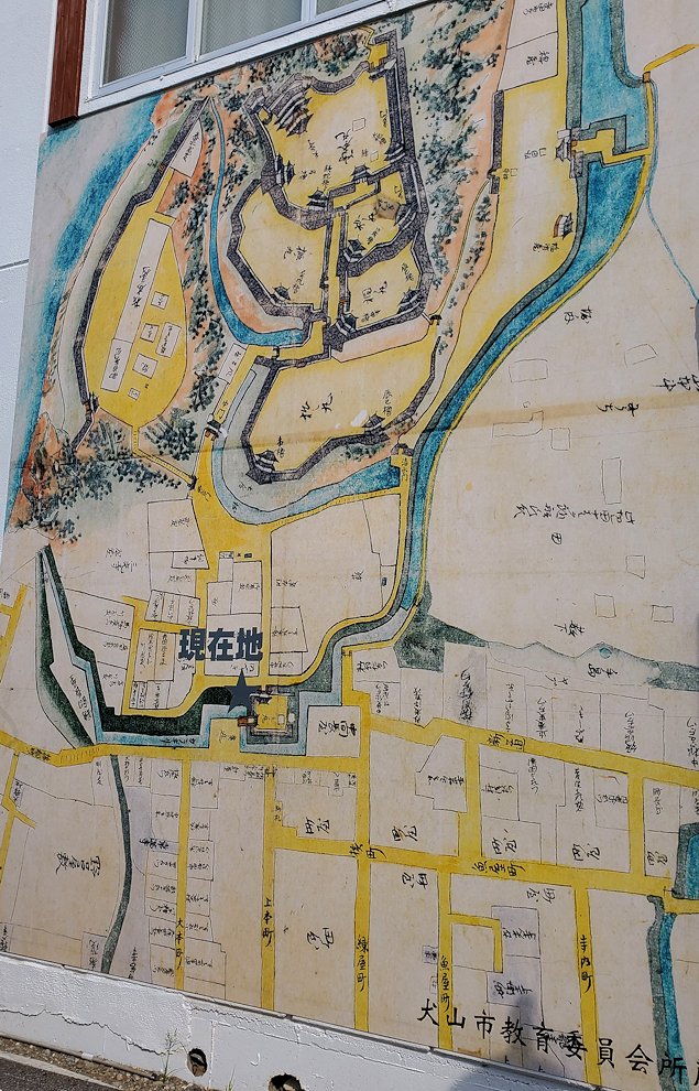 犬山城近くの「稲置街道の壁に書かれていた城の地図