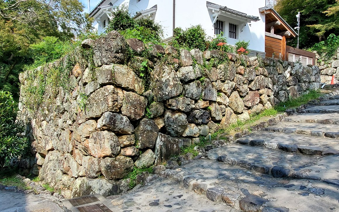 犬山城に向かう坂道の途中　黒門跡の石垣