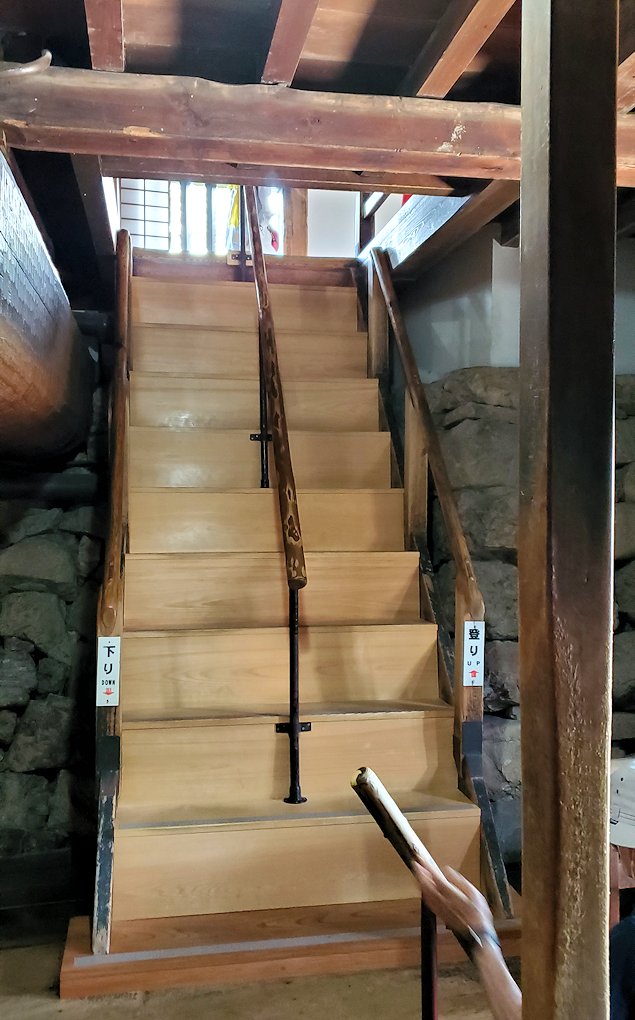 犬山城天守閣内の地下部分から登る階段