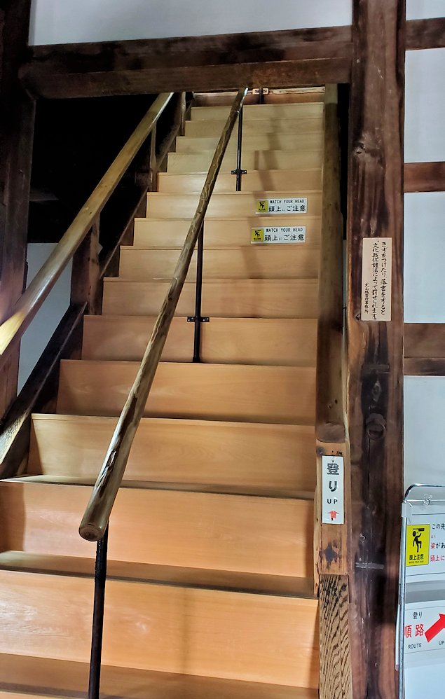 犬山城内　上に登る階段