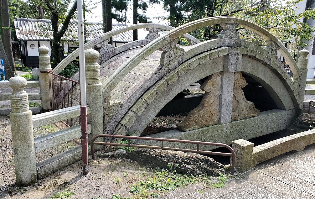 犬山城　針綱神社の鳥居近くにある石橋2