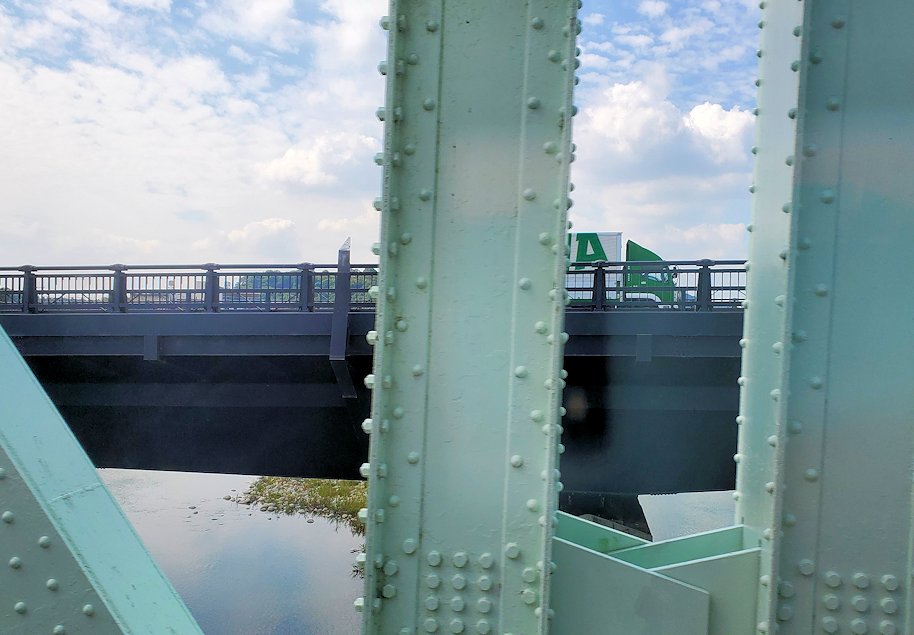犬山遊園駅から名鉄電車に乗って、橋を渡っている景色